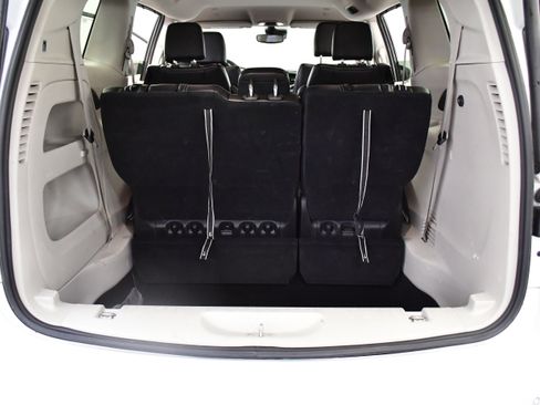Used 2023 Chrysler Pacifica Touring-L FWD image 8