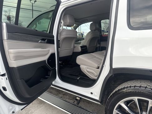 Used 2023 Jeep Wagoneer Series III w/ Premium Group I image 17