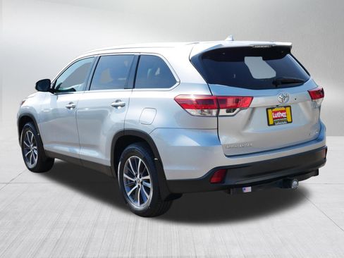 Used 2019 Toyota Highlander XLE AWD/4WD image 5