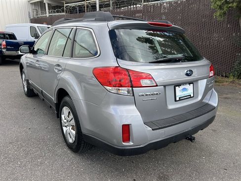 Used 2010 Subaru Outback 2.5i image 3
