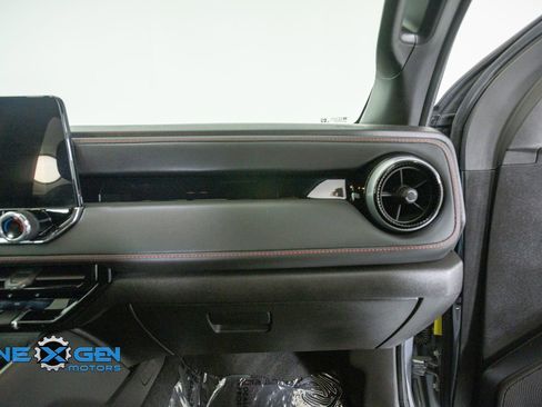 Used 2025 Chevrolet Colorado Z71 w/ Technology Package AWD/4WD image 42