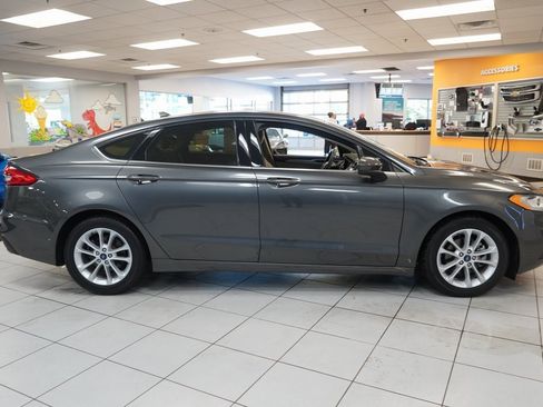 Used 2019 Ford Fusion SE image 12