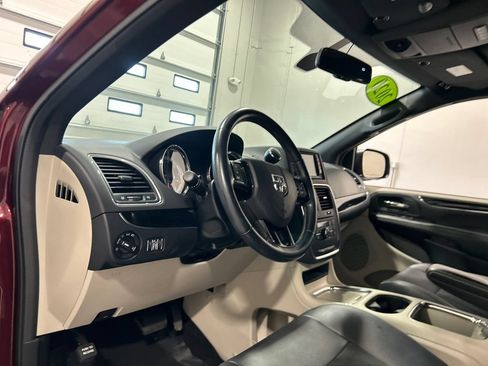 Used 2020 Dodge Grand Caravan SXT w/ Driver Convenience Group FWD image 17