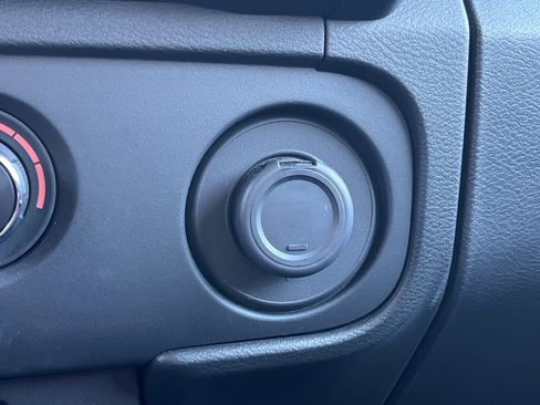 Used 2025 Nissan Frontier SV image 8