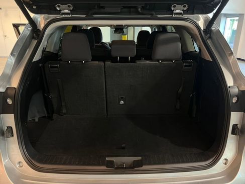 Used 2025 Toyota Highlander LE FWD image 33