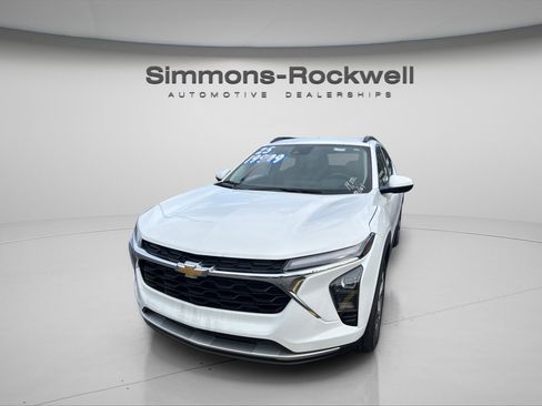 Used 2025 Chevrolet Trax LT w/ LT Convenience Package image 3