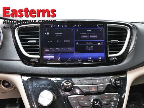 Used 2023 Chrysler Pacifica Touring-L FWD image 12