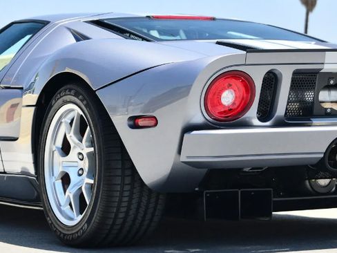Used 2006 Ford GT RWD image 2