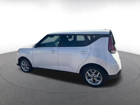 Used 2025 Kia Soul LX w/ LX Technology Package FWD image 9