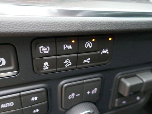 New 2026 Chevrolet Suburban Premier image 19