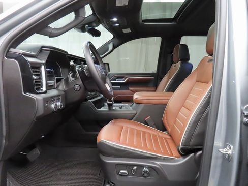 Used 2025 GMC Sierra 1500 Denali Ultimate image 9