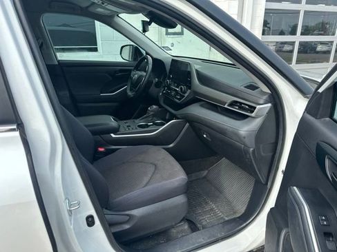 Used 2023 Toyota Highlander LE FWD image 25