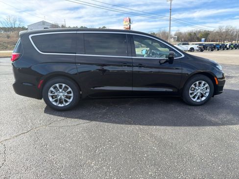 New 2026 Chrysler Pacifica Limited image 8