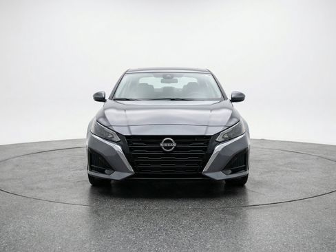 Used 2025 Nissan Altima 2.5 SV FWD image 2