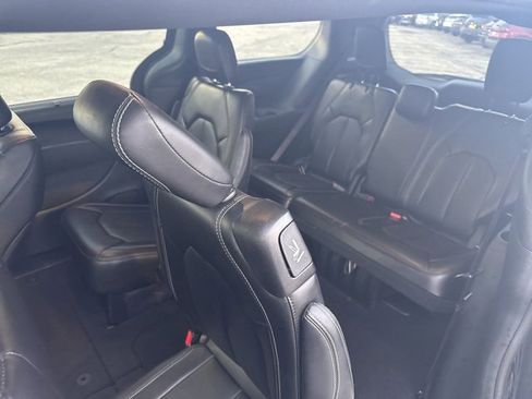 Used 2025 Chrysler Pacifica Select image 24