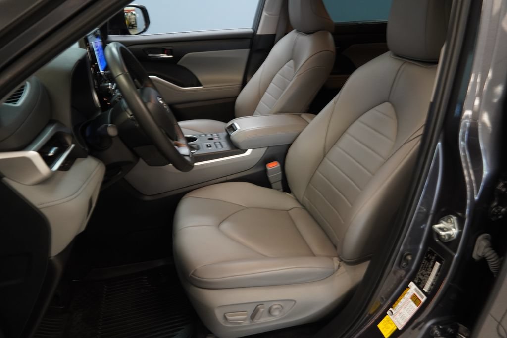 Used 2024 Toyota Highlander XLE AWD/4WD image 4