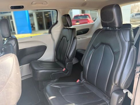 Used 2023 Chrysler Pacifica Touring-L image 13