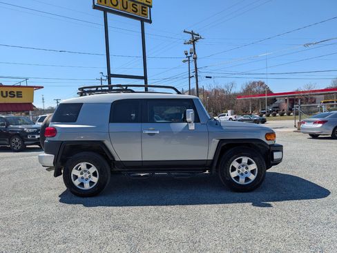Used 2010 Toyota FJ Cruiser RWD image 5