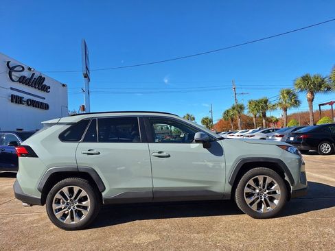 Used 2020 Toyota RAV4 XLE Premium image 2