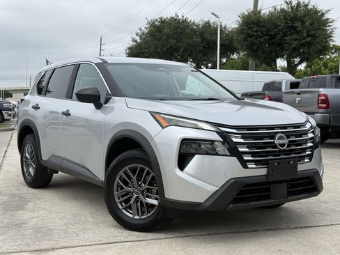 Used 2024 Nissan Rogue S AWD/4WD image 2