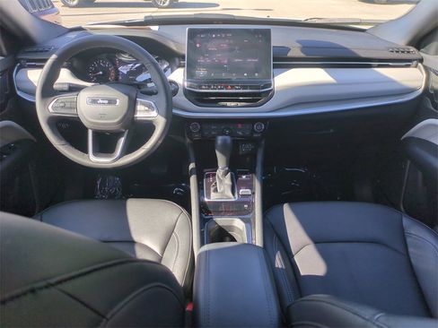 Used 2025 Jeep Compass Limited image 16