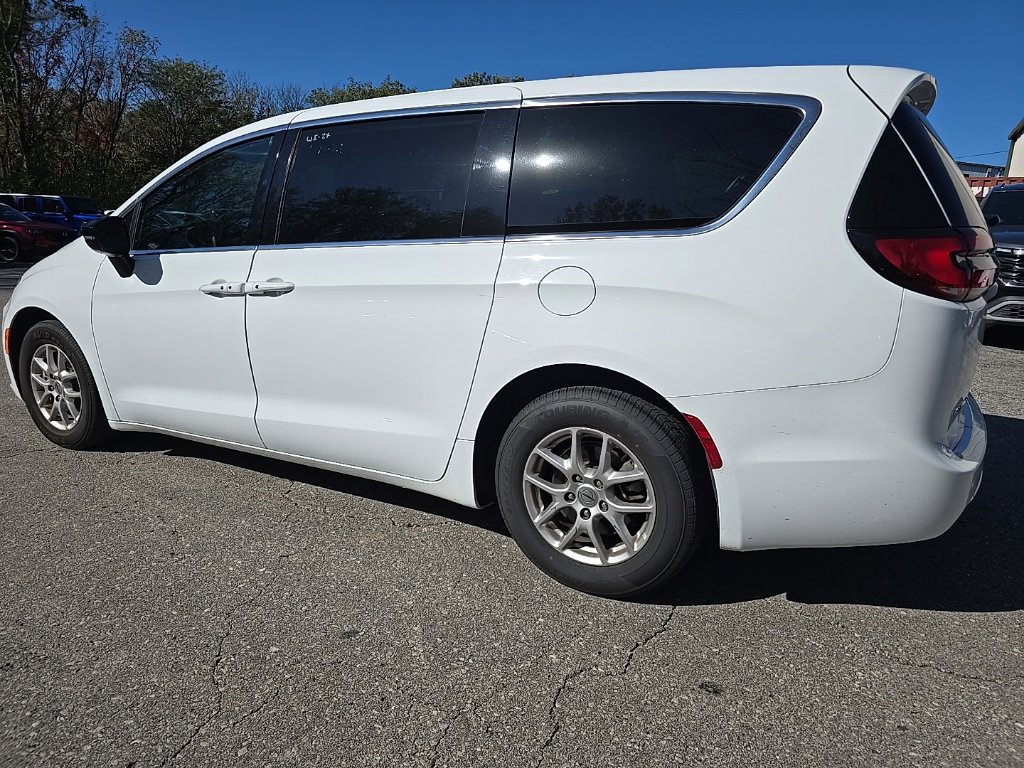 Used 2025 Chrysler Pacifica Select FWD image 4