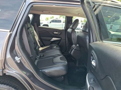 Used 2018 Jeep Cherokee Latitude Plus AWD/4WD image 24