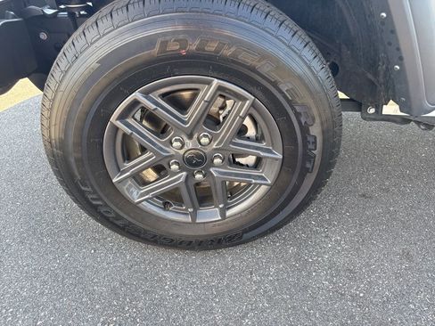 Used 2025 Jeep Gladiator Sport image 30