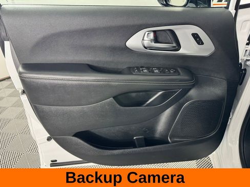Used 2025 Chrysler Pacifica Limited FWD image 10