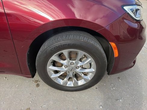 Used 2021 Chrysler Pacifica Touring-L w/ Uconnect Theater Family Group image 4