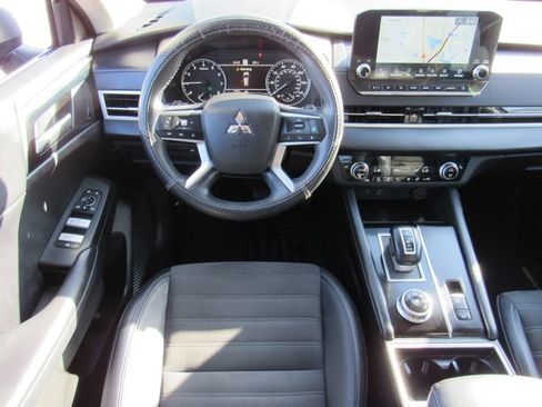 Used 2023 Mitsubishi Outlander SE FWD image 19