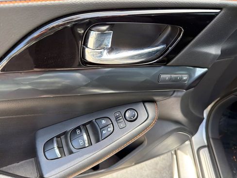 Used 2022 Nissan Maxima SR w/ Sport Mat Group FWD image 19