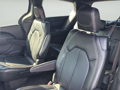 Used 2025 Chrysler Pacifica Select FWD image 30