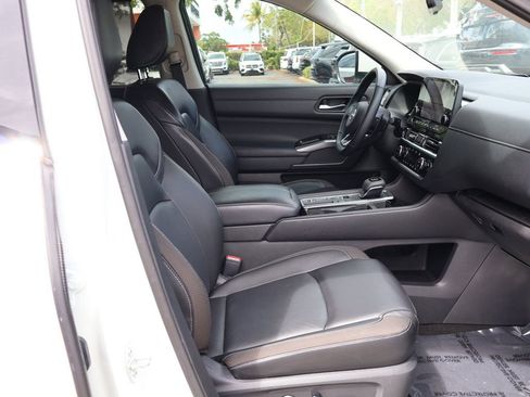 Used 2024 Nissan Pathfinder SL FWD image 31
