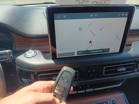 Used 2023 Lincoln Aviator Reserve AWD/4WD image 7