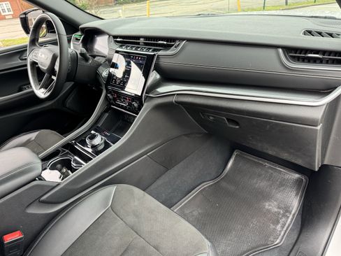 Used 2023 Jeep Grand Cherokee Altitude image 38