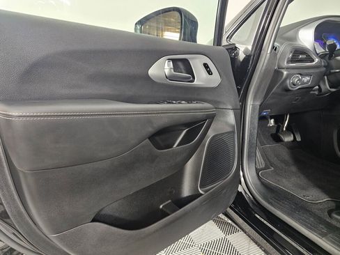 Used 2026 Chrysler Pacifica Limited w/ S Appearance Package image 19