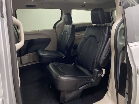 Used 2024 Chrysler Pacifica Touring-L FWD image 16