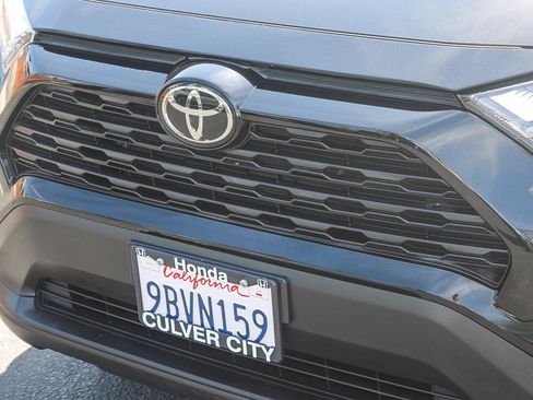 Used 2022 Toyota RAV4 XLE w/ Convenience Package image 6