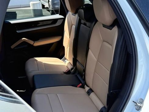 Used 2025 Porsche Cayenne AWD/4WD image 24