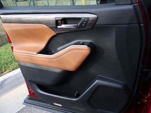 Used 2023 Toyota Highlander Platinum image 38