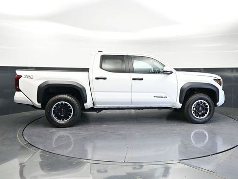 Used 2024 Toyota Tacoma TRD Off-Road AWD/4WD image 5