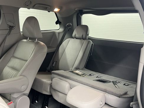 Used 2020 Toyota Sienna XLE w/ XLE Navigation Package image 10