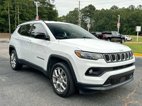Used 2024 Jeep Compass Latitude AWD/4WD image 2