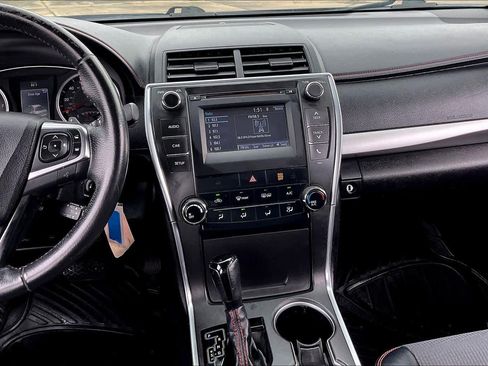 Used 2017 Toyota Camry LE image 7