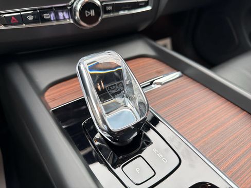 Certified 2024 Volvo XC60 T8 Ultimate w/ Protection Package Premier image 43