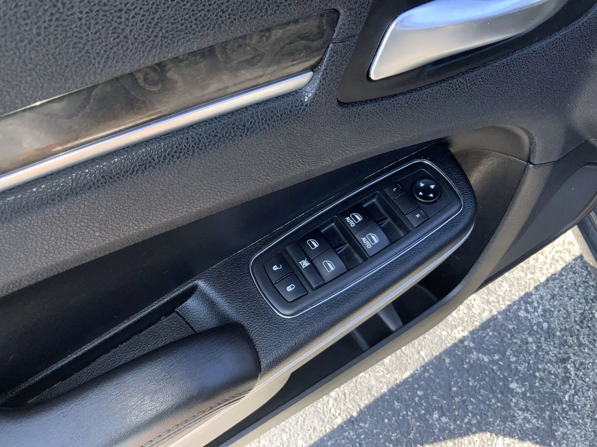 Used 2019 Chrysler 300 Limited RWD image 15