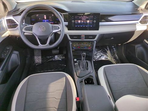 Used 2025 Volkswagen Taos SE w/ Panoramic Sunroof Package image 16