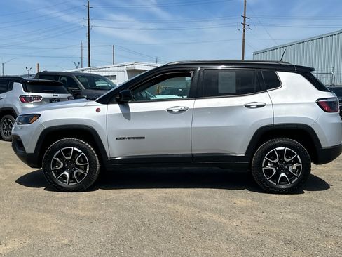 Used 2025 Jeep Compass Trailhawk AWD/4WD image 8