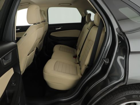 Used 2020 Ford Edge SE image 6